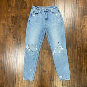 AMERICAN EAGLE Women’s Mom Jeans Light Wash Distressed High Rise Size 2